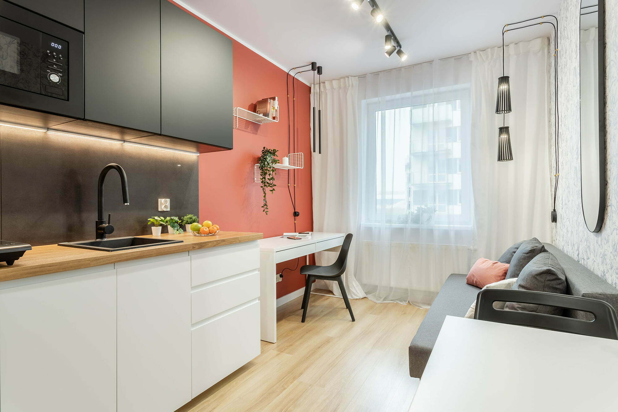 salon z aneksem kuchennym mała biało pomarańczowa nowoczesna aranżacja Beata Kołodziejczyk