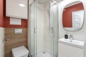 łazienka mała biało pomarańczowa minimalistyczna aranżacja Beata Kołodziejczyk