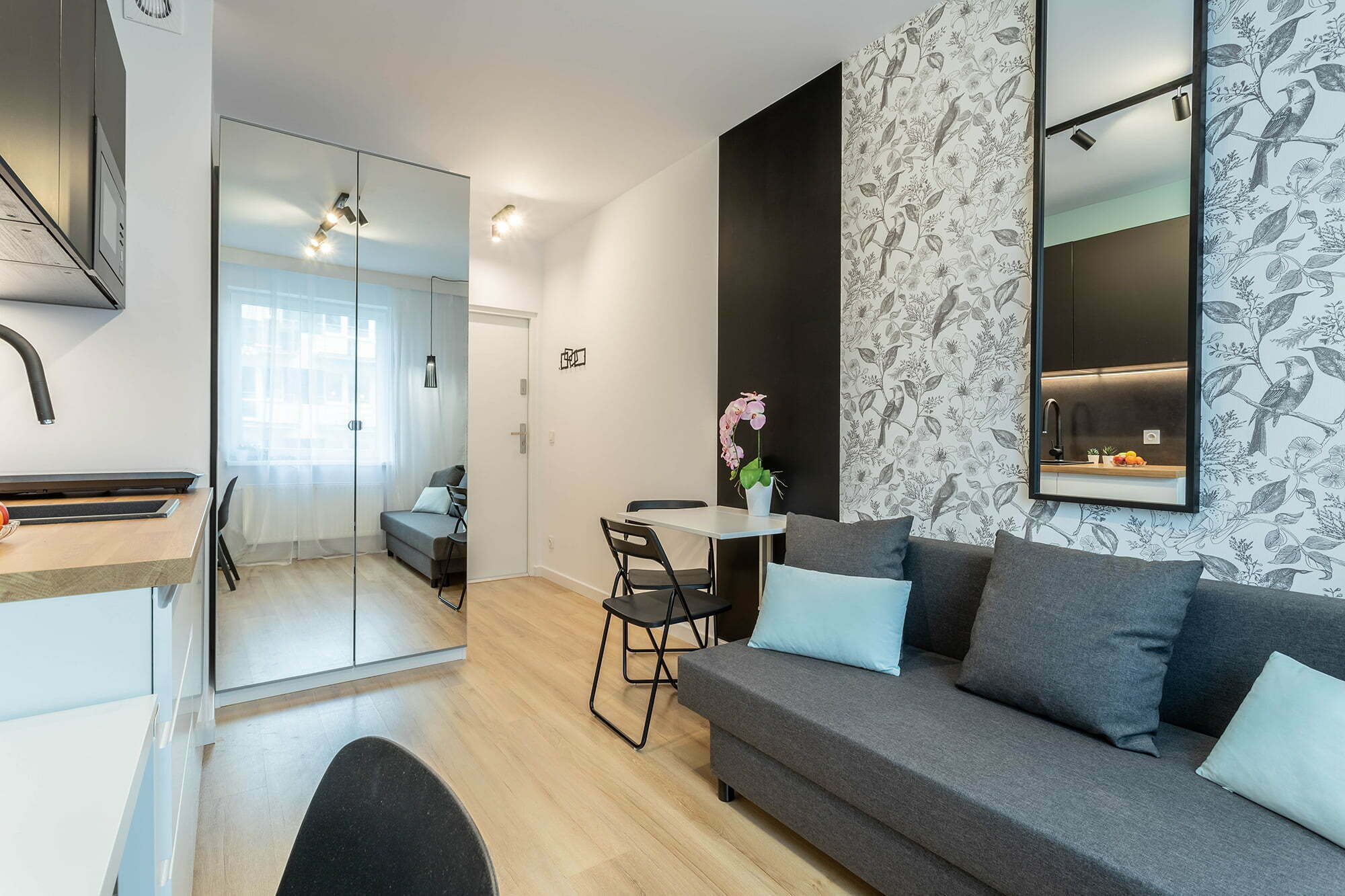 salon mały biało czarny minimalistyczny aranżacja Beata Kołodziejczyk