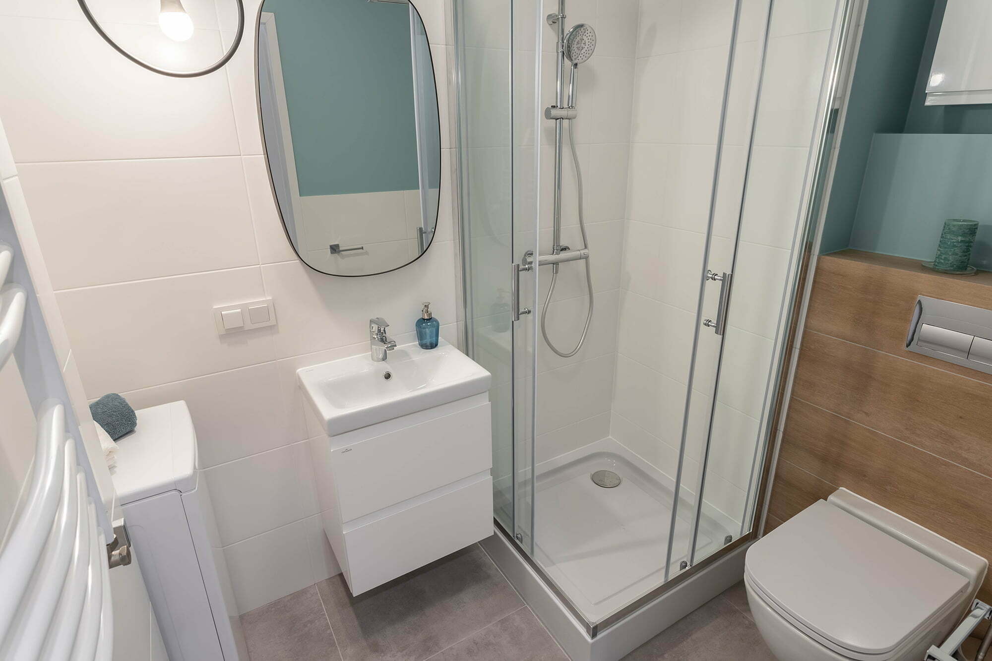 łazienka mała biało błękitna nowoczesna aranżacja Beata Kołodziejczyk