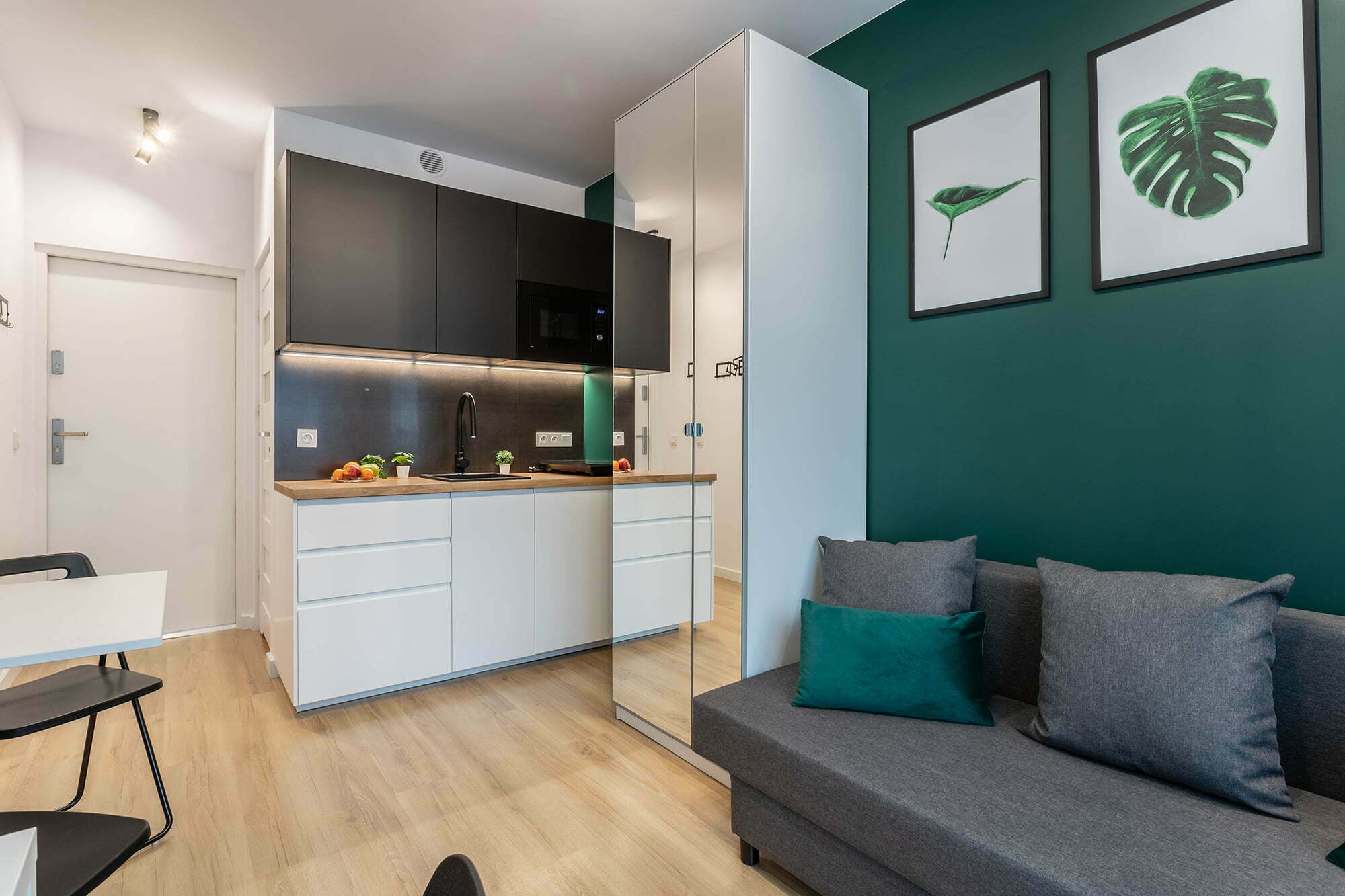 salon z aneksem kuchennym mały butelkowa zieleń minimalistyczny aranżacja Beata Kołodziejczyk