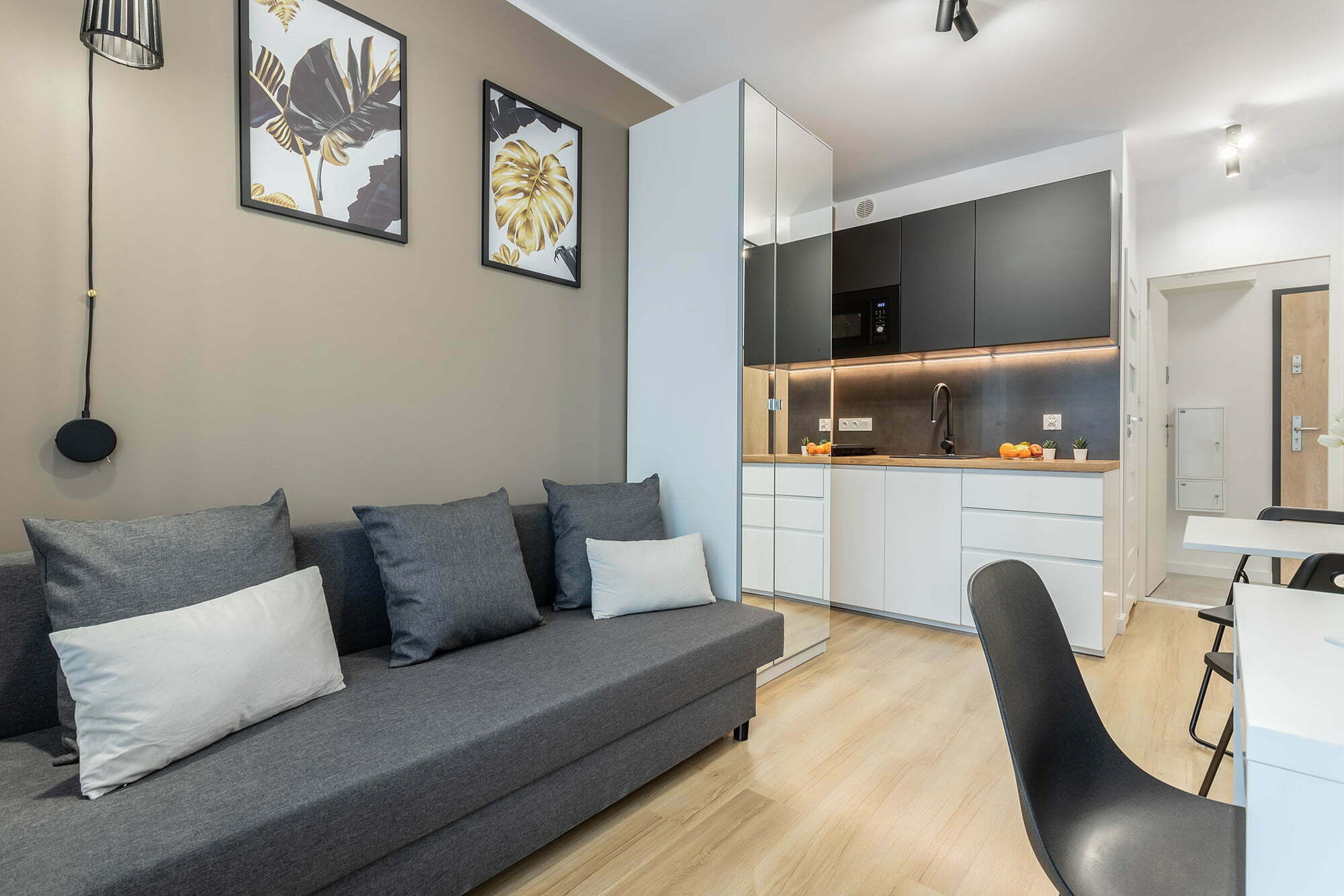 salon z aneksem kuchennym mała beżowa minimalistyczna aranżacja Beata Kołodziejczyk