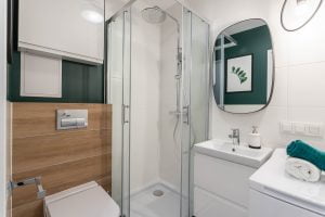 łazienka mała biała butelkowa zieleń minimalistyczna aranżacja Beata Kołodziejczyk