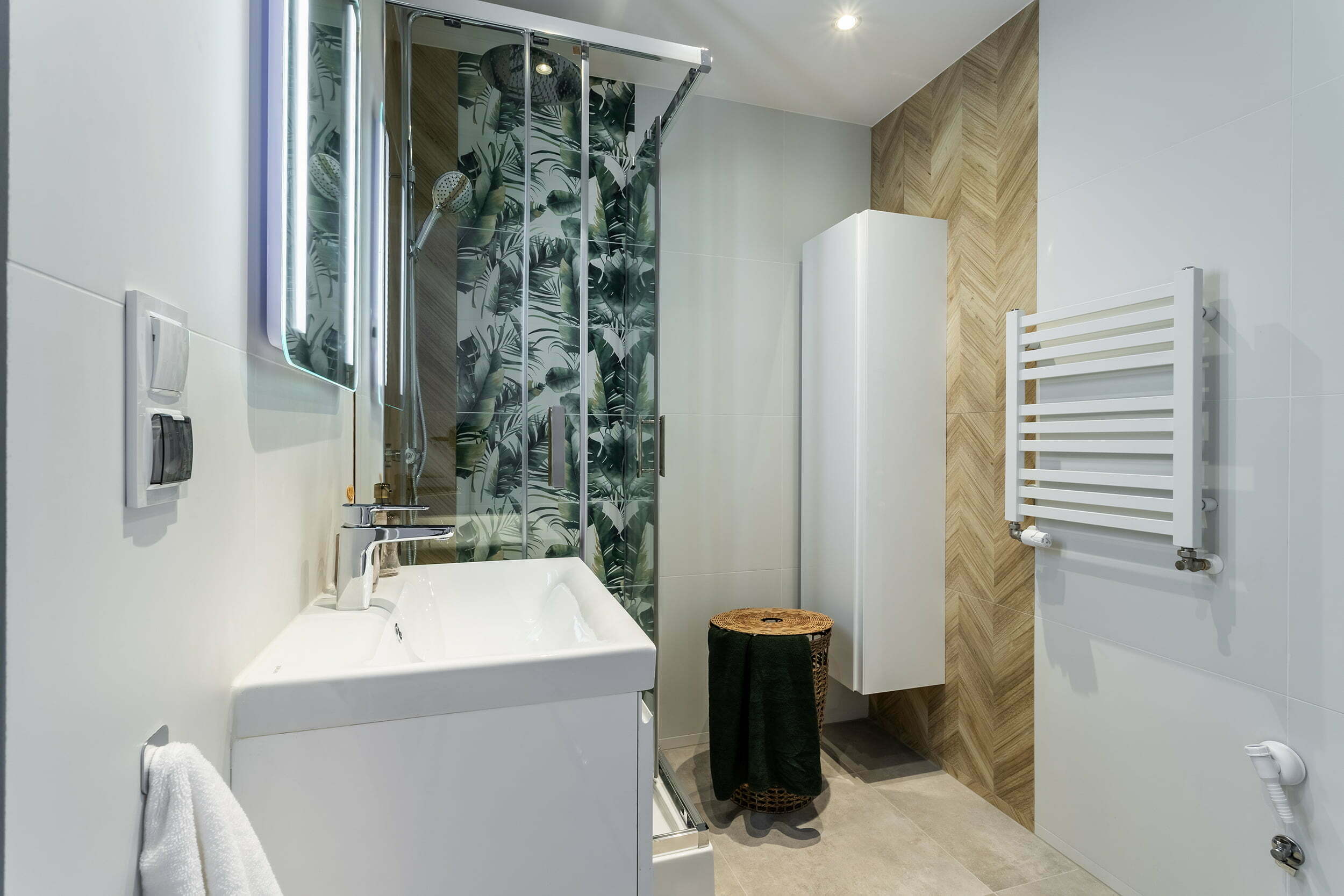 łazienka mała biała z drewnem minimalistyczna aranżacja Beata Kołodziejczyk