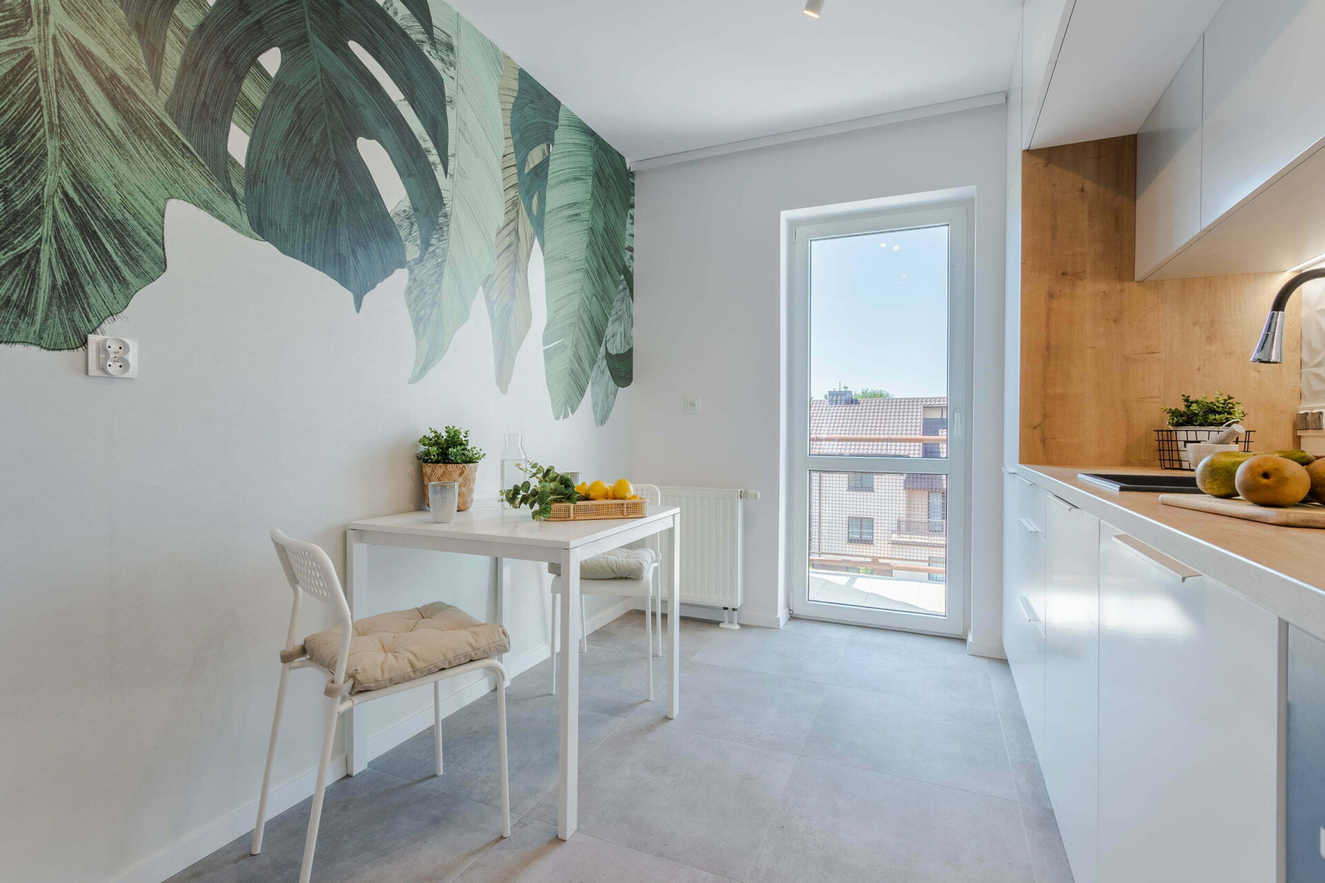 kuchnia minimalistyczna biała z drewnem zielone liście aranżacja Beata Kołodziejczyk