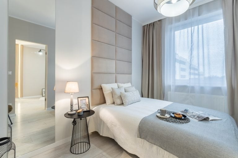 Jak negocjować kupno mieszkania sypialnia mała szaro beżowa minimalistyczna aranżacja Beata Kołodziejczyk