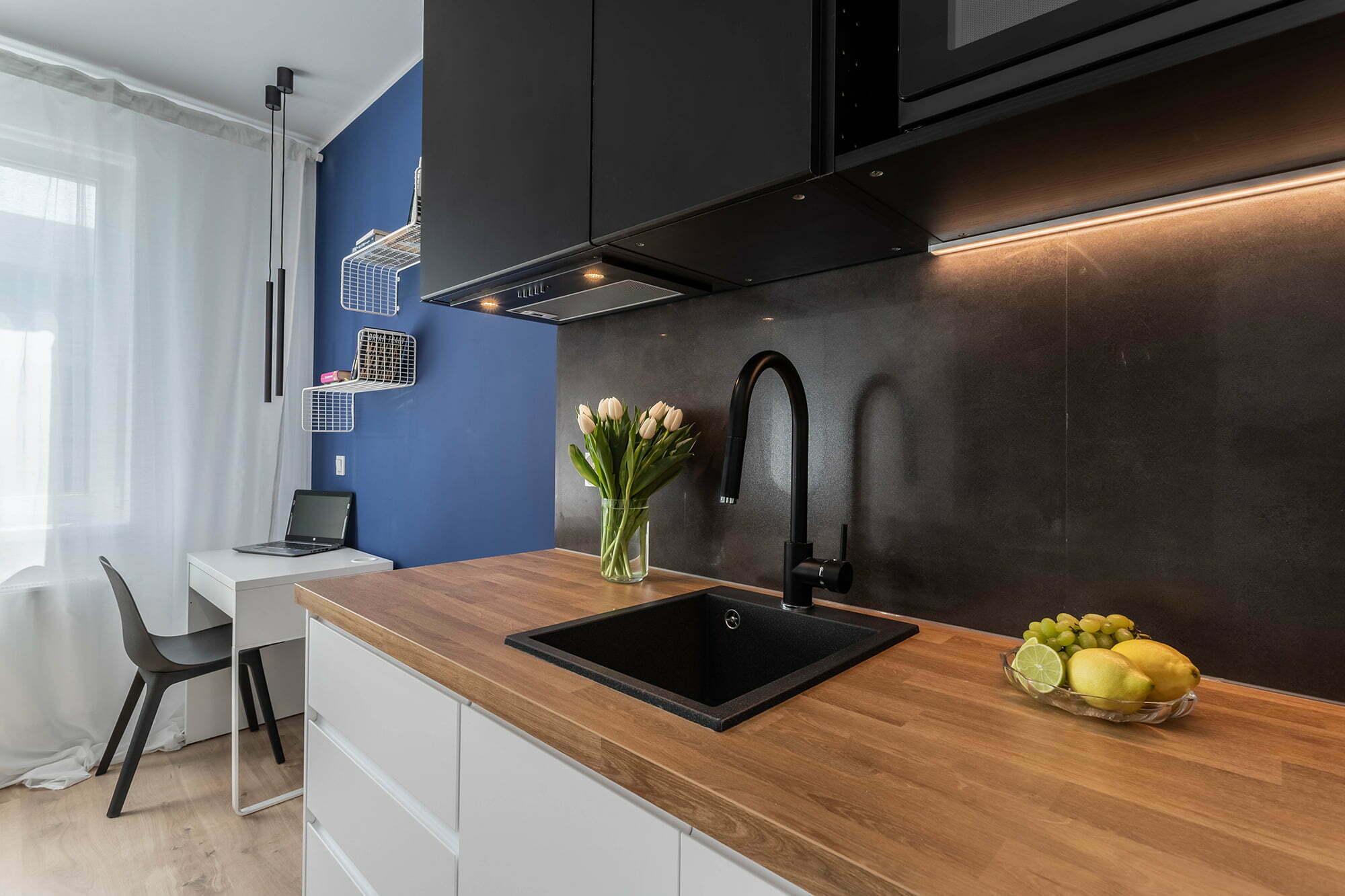 kuchnia czarno niebieska mała minimalistyczna aranżacja Beata Kołodziejczyk