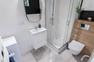 łazienka mała biała minimalistyczna jasna aranżacja Beata Kołodziejczyk