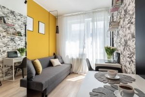 Prognozowane ceny mieszkań na rok 2024: Co nas czeka salon mały żółty nowoczesny aranżacja Beata Kołodziejczyk