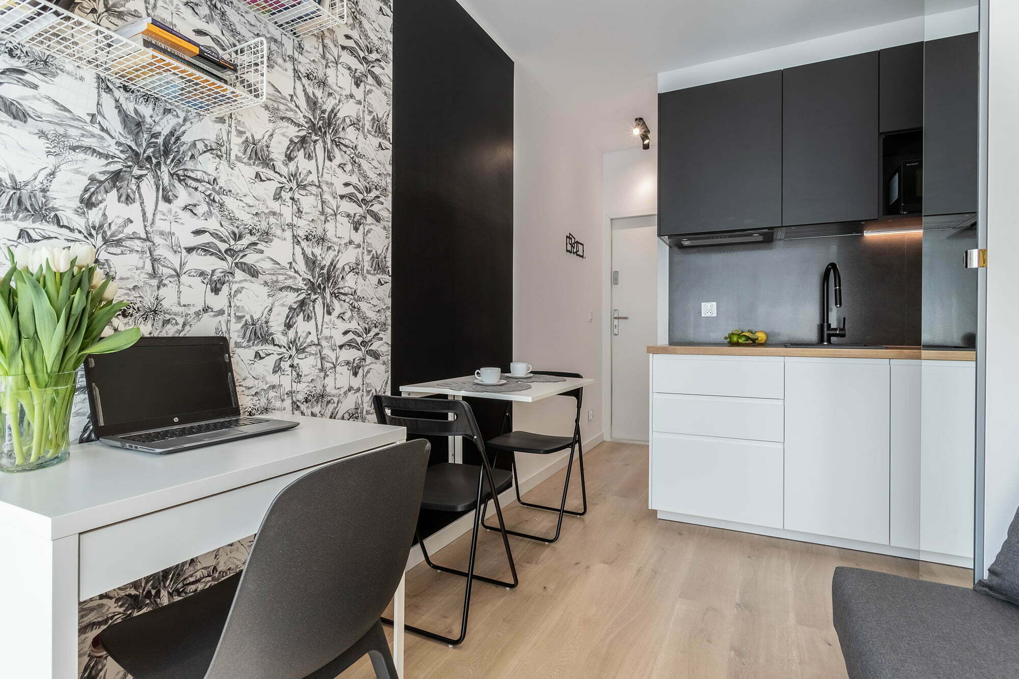 salon z aneksem kuchennym mała biało czarna nowoczesna aranżacja Beata Kołodziejczyk