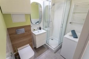 łazienka mała biała zielone elementy minimalistyczna aranżacja Beata Kołodziejczyk