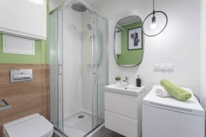 łazienka mała biało zielona minimalistyczna aranżacja Beata Kołodziejczyk