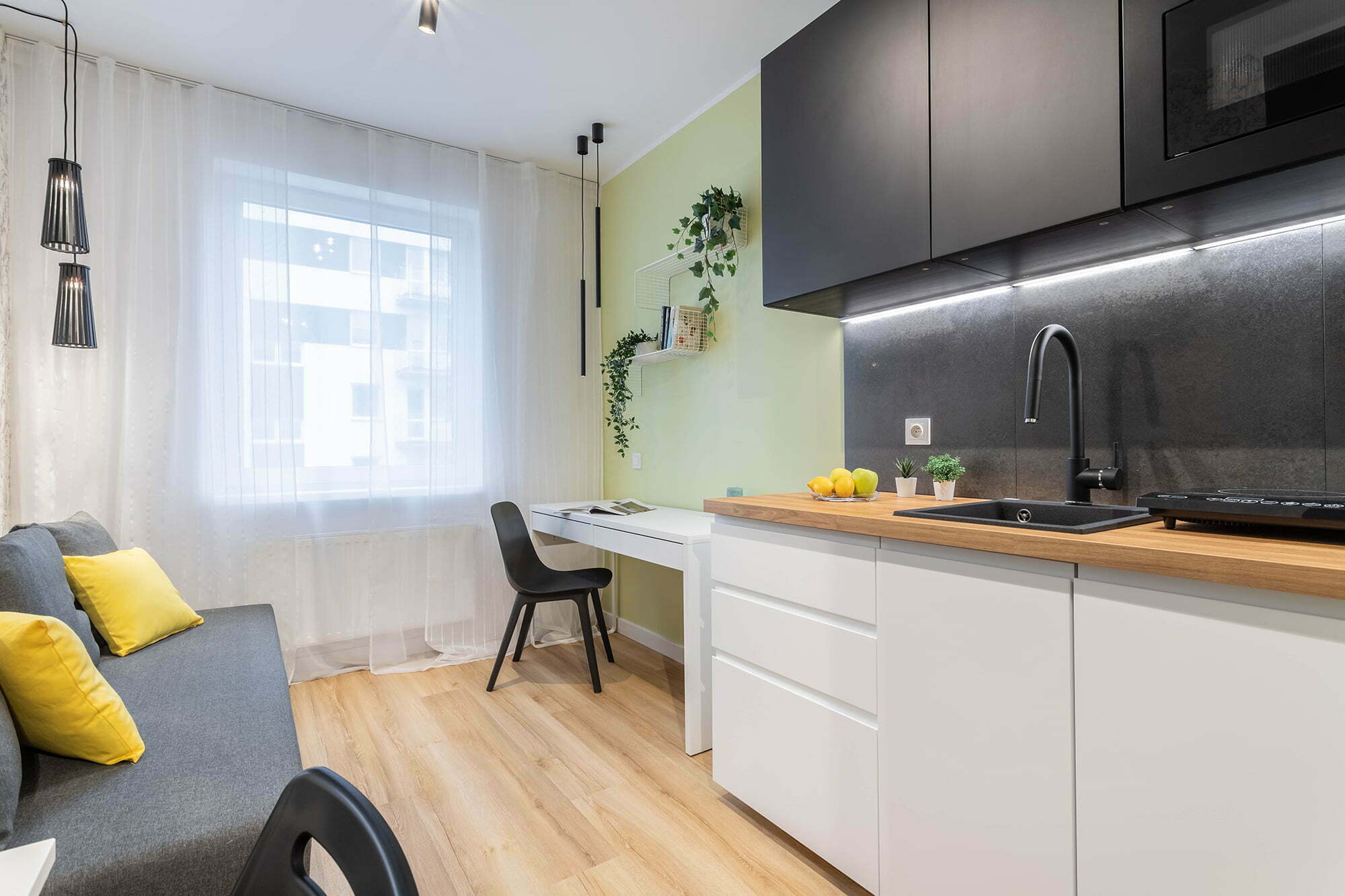 salon z aneksem kuchennym mała biało czarna kolorowe elementy aranżacja Beata Kołodziejczyk