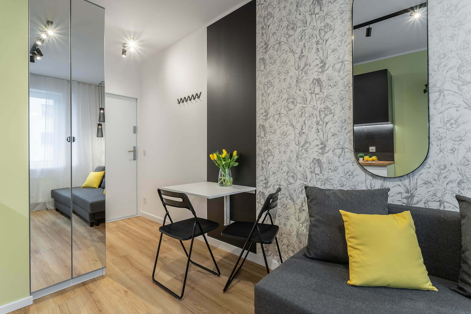 salon mały biało czarny kolorowe elementy minimalistyczny aranżacja Beata Kołodziejczyk