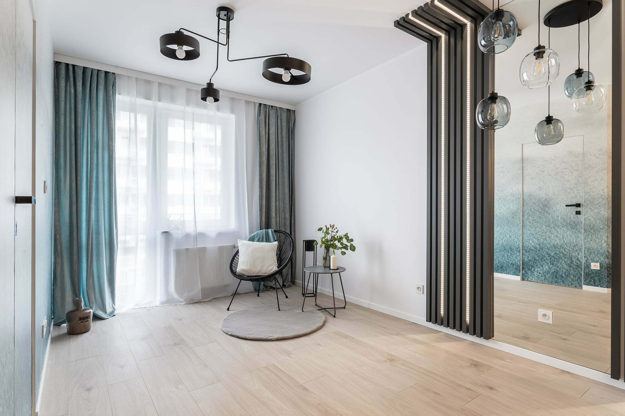 pokój mały niebieski jasny minimalistyczny lamele lustra aranżacja Beata Kołodziejczyk