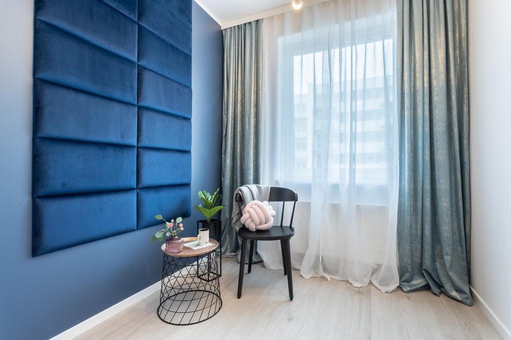 pokój mały niebieski minimalistyczny aranżacja Beata Kołodziejczyk