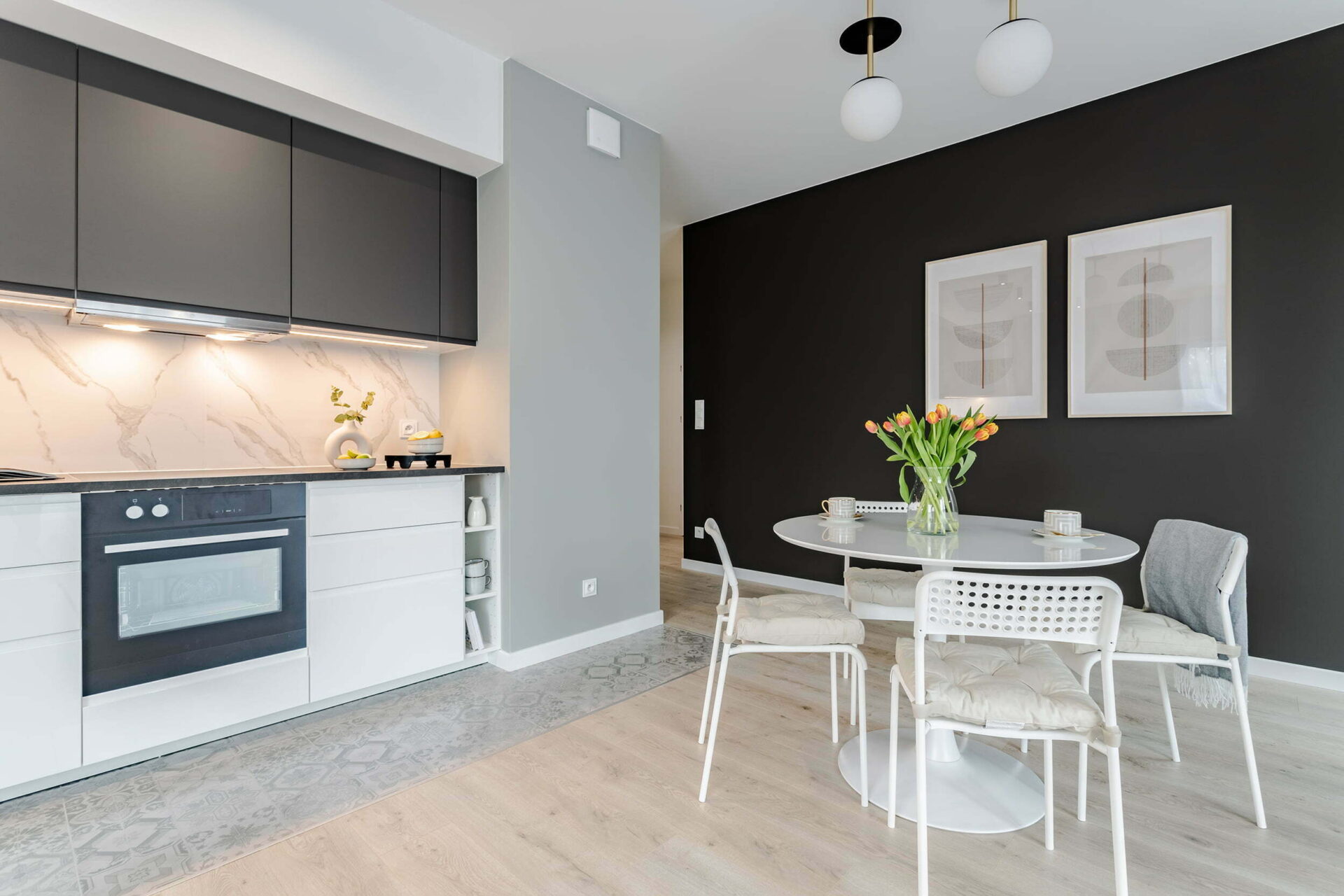 nowoczesny salon z aneksem kuchennym biały grafit płytki boho Beata Kołodziejczyk