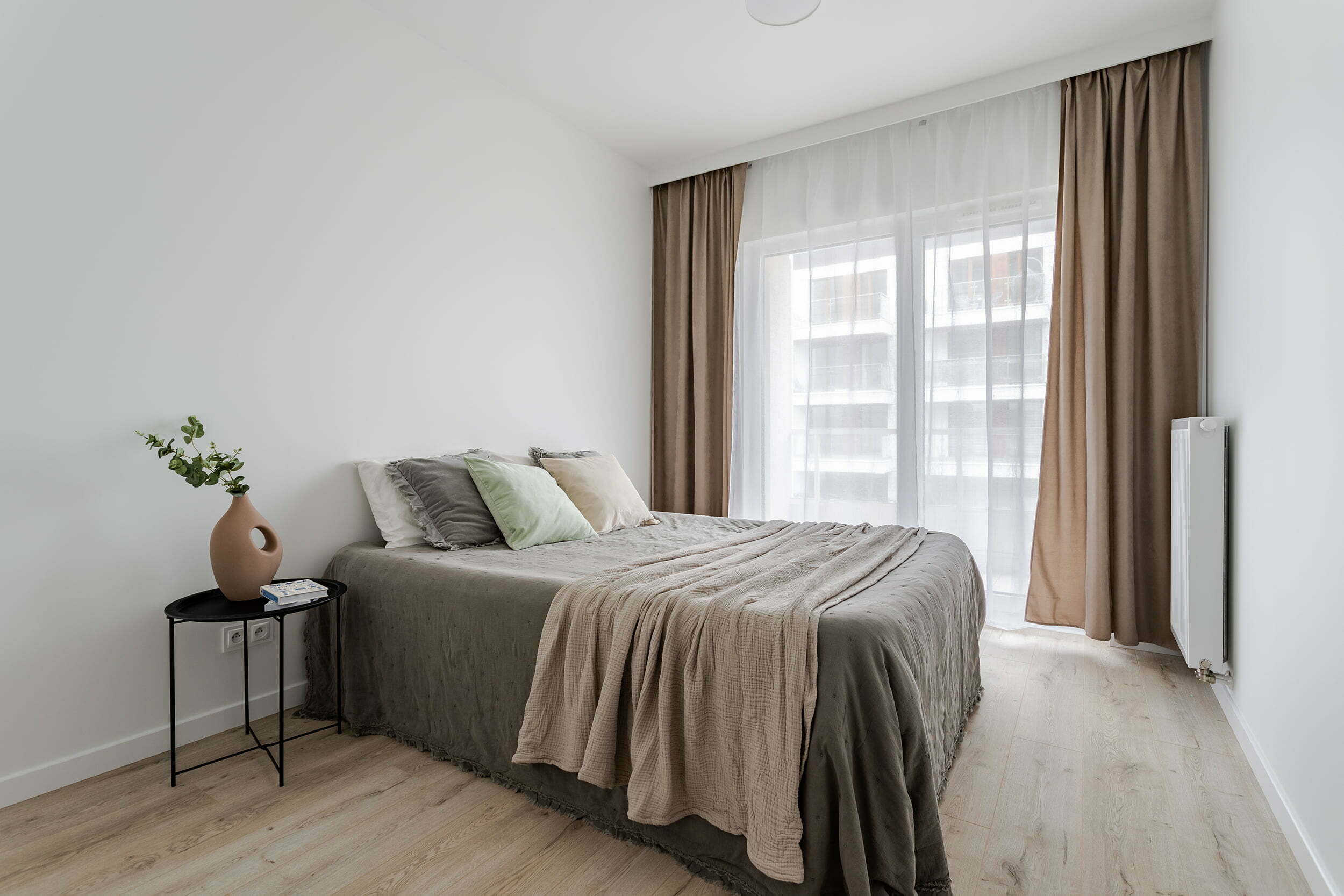 sypialnia duża biała z ciemnymi elementami minimalistyczna aranżacja Beata Kołodziejczyk