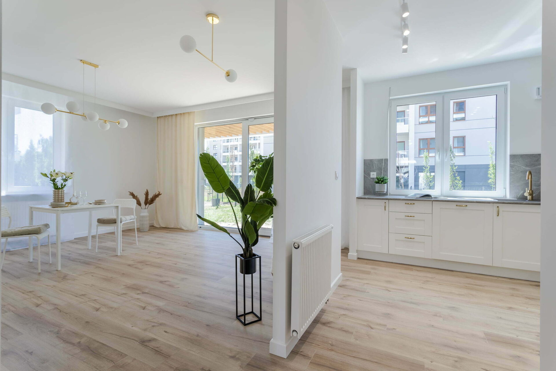 salon z aneksem kuchennym minimalistyczny jasny złote dodatki aranżacja Beata Kołodziejczyk