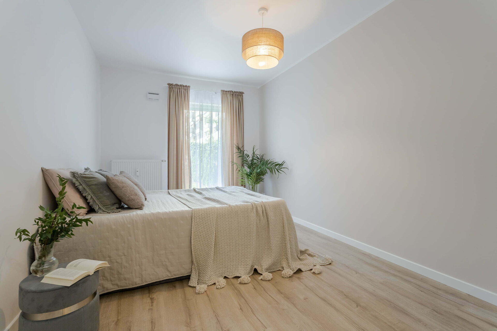 sypialna duża jasny beż minimalistyczna aranżacja Beata Kołodziejczyk