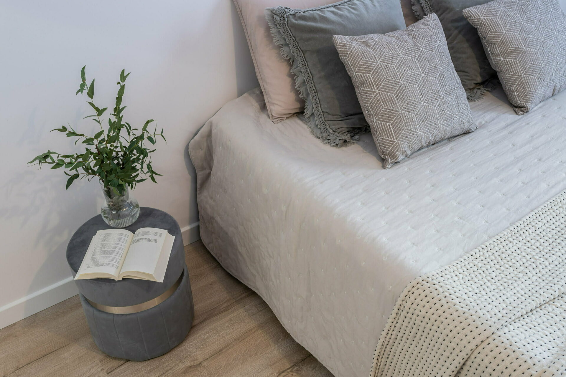 sypialnia duża jasny homa staging beż minimalistyczna aranżacja Beata Kołodziejczyk