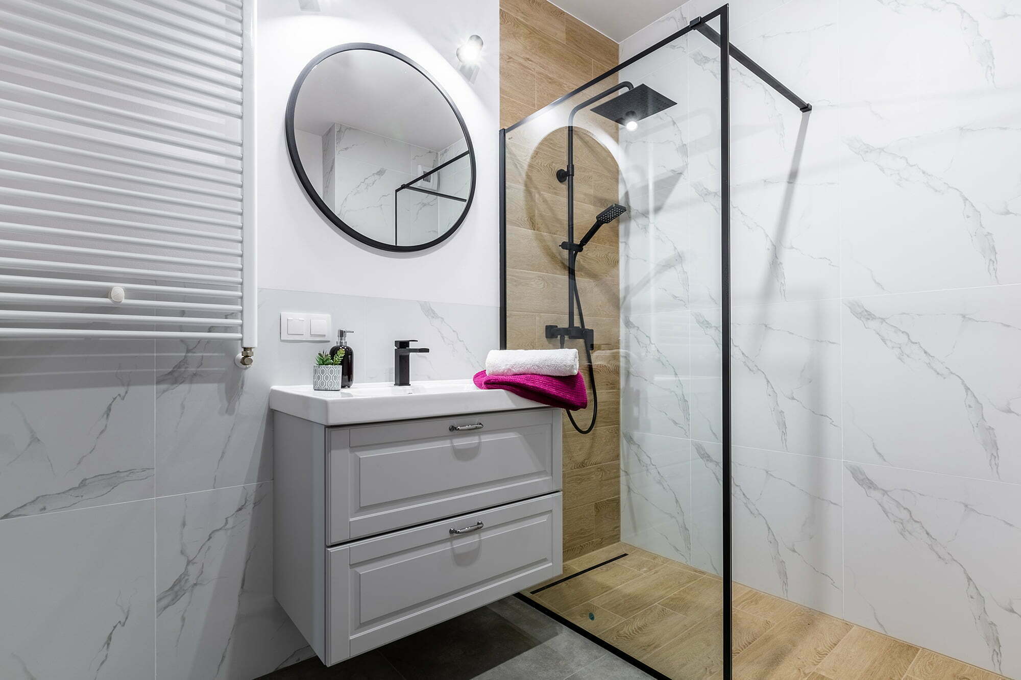 łazienka duża biała z drewnem nowoczesna aranżacja Beata Kołodziejczyk