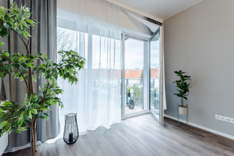 Ile kosztuje remont mieszkania? jasny salon styl minimalistyczny Beata Kołodziejczyk