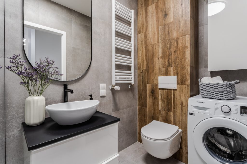łazienka mała szaro biała z drewnem nowoczesna aranżacja Beata Kołodziejczyk