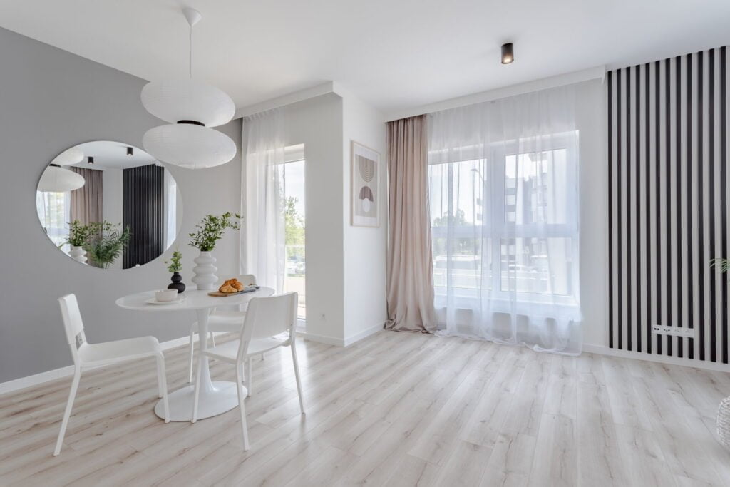 salon duży biało szary minimalistyczny aranżacja Beata Kołodziejczyk