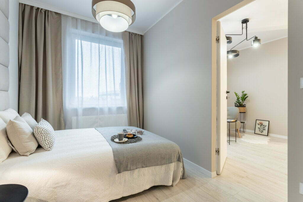 Kredyt hipoteczny: Podstawowe informacje sypialnia mała szara minimalistyczna aranżacja Beata Kołodziejczyk