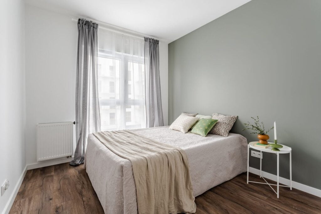 sypialnia mała biała szałwia zielony ciemna podłoga minimalistyczna aranżacja Beata Kołodziejczyk