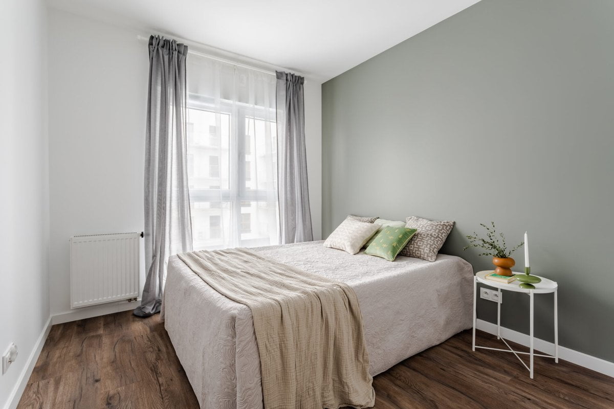 sypialnia mała biała szałwia zielony ciemna podłoga minimalistyczna aranżacja Beata Kołodziejczyk