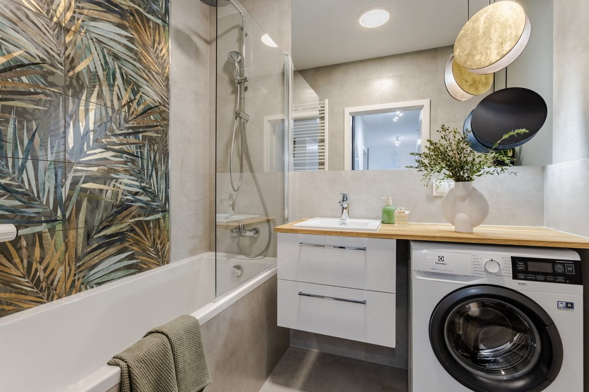 łazienka wanna mała biała beżowa zielony złoty dekor liście lampy design elegancka minimalistyczna aranżacja Beata Kołodziejczyk