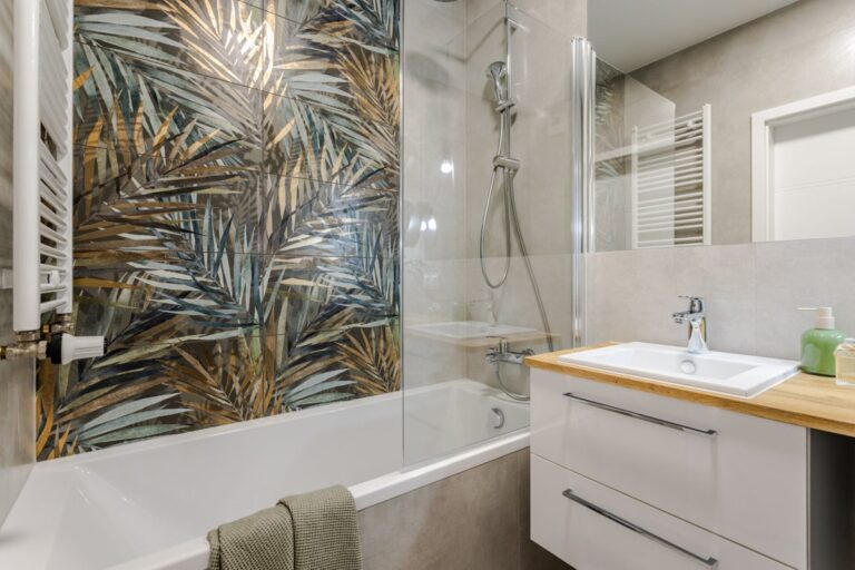 łazienka wanna mała biała beżowa zielony dekor liście elegancka minimalistyczna aranżacja Beata Kołodziejczyk ogłoszenie o sprzedaży mieszkania