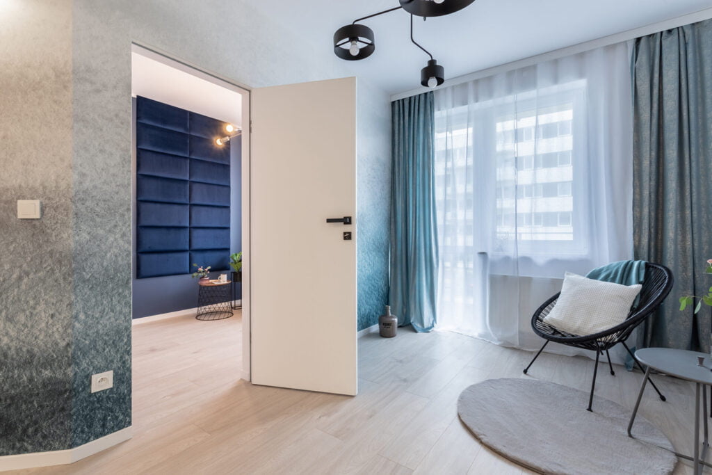 Jak prawidłowo tytułować przelew za zakup mieszkania pokój mały niebieski jasny minimalistyczny lamele lustra chowane drzwi aranżacja Beata Kołodziejczyk